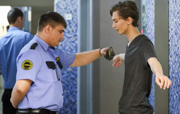 Рособрнадзор запретил проводить досмотр школьников перед сдачей ЕГЭ