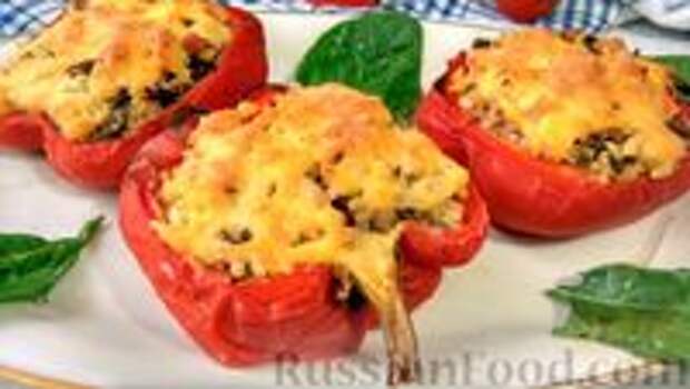 Фото к рецепту: Фаршированный перец с курицей, грибами и булгуром, запечённый  в духовке