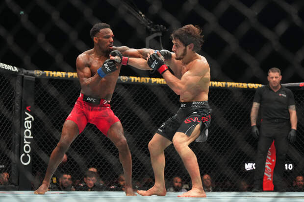 Глава UFC оценил решение судей отдать победу россиянину в бою с англичанином
