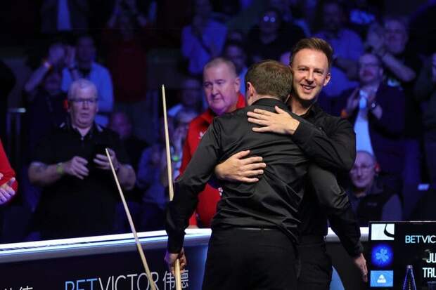 Джек Лисовски крепко обнял своего близкого друга Трампа (фото: WST)