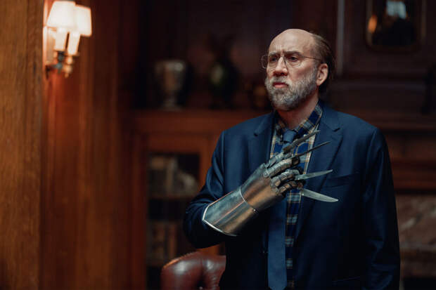 Власти лондонского боро запретили актеру Кейджу снимать фильм со свастиками на ратуше