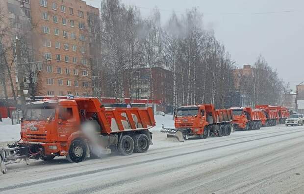 После снегопада улицы Ижевска расчищают 83 спецмашины