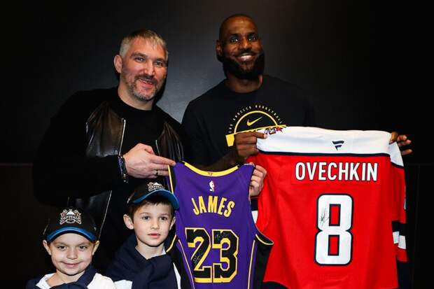 Овечкин подарил Леброну Джеймсу свой игровой свитер