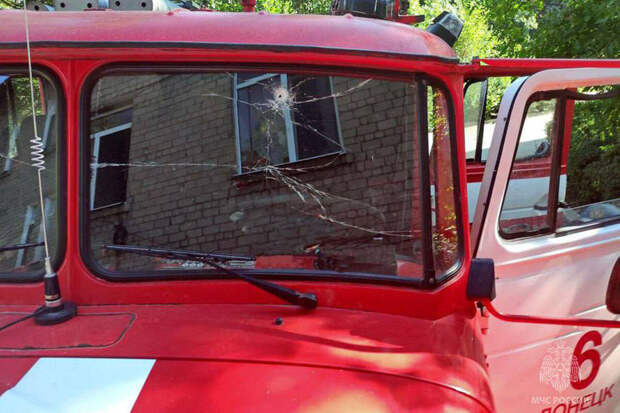МЧС: четверо пожарных пострадали при обстреле ВСУ в Донецке