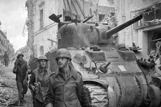Город Ортона на Адриатическом побережье, Италия, 1944 год. Канадские войска. история, ретро, фото