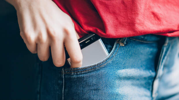 В австралийском аэропорту мужчина загорелся после взрыва пауэрбанка в кармане