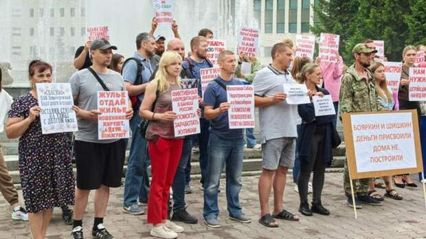 Митинг пострадавших от малоэтажных застройщиков в Новосибирске / Фото: предоставлено amic.ru участниками митинга