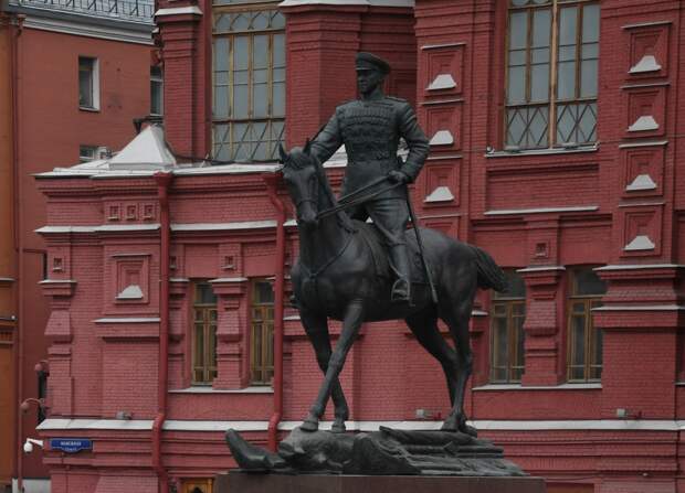 Уголовное дело завели на женщин, повредивших памятник Жукову на Манежной в Москве