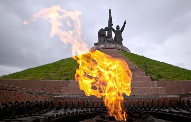 Жареные сосиски на Вечном огне в Чебоксарах обернулись уголовным делом