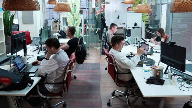 Россиянам напомнили о двойной оплате за работу в праздничные дни