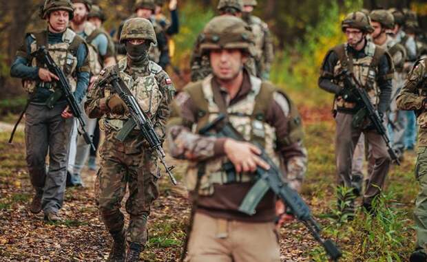 Вооруженные силы Польши предлагают гражданам провести «Каникулы с армией». Это курс добровольной военной подготовки на случай возможного конфликта с РФ, пишет Associated Press.