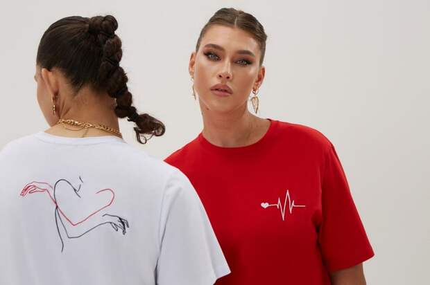 Российский бренд женской одежды Mono-Stil представил новую коллекцию футболок