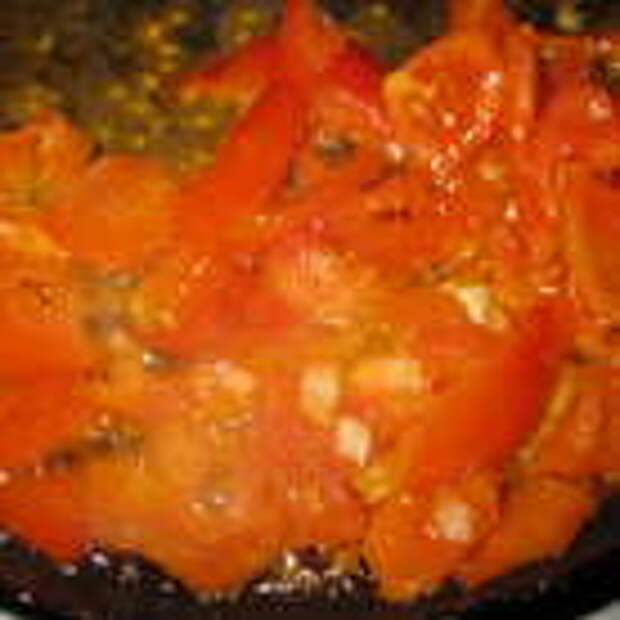 Порезать 300 г спелых помидоров. Нагреть тонкий слой оливкового масла в сковороде. Высыпать туда помидоры, мелко порезанный чеснок. Все перемешать, посолить и обжаривать несколько секунд, пока они не потемнеют. 