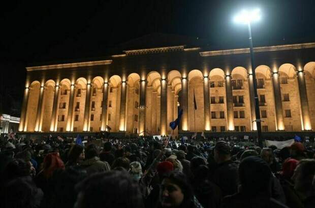 В Тбилиси митингующие перекрыли проспект Руставели