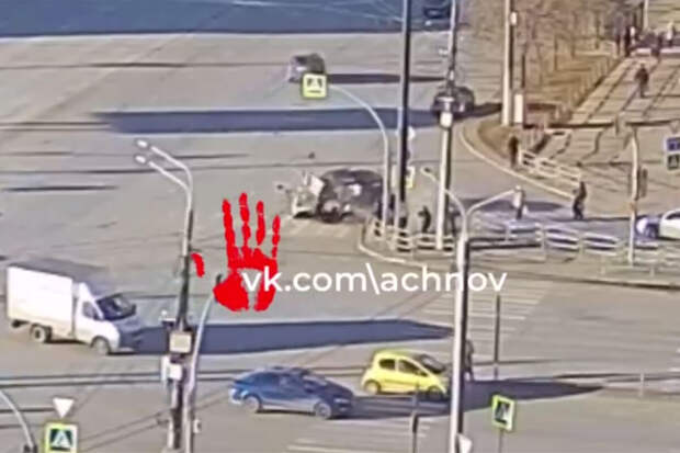 Появилось видео, как в Челябинске автомобиль снес толпу пешеходов и уехал дальше