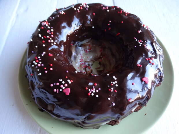 Сумасшедший пирог «Crazy Cake» — новомодный шоколадный пирог: такой мягкий, что кажется - теста вообще нет