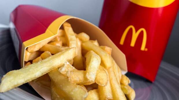 Блогер показал, какой картофель фри подают грубым клиентам в МcDonald’s