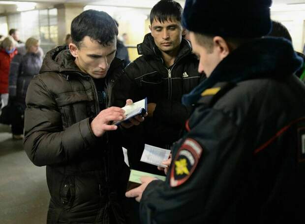 Трудовым мигрантам могут запретить въезд в Россию с семьями