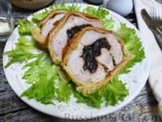 Фото к рецепту: Мясной рулет с черносливом, в слоёном тесте
