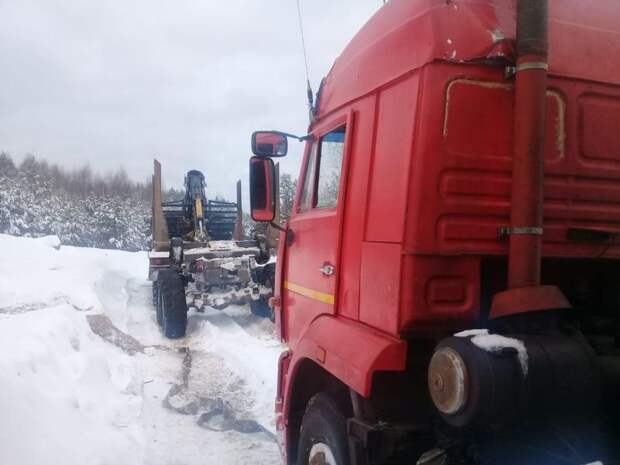 Буксировка застрявшего в снегу КамАЗа закончилась трагично