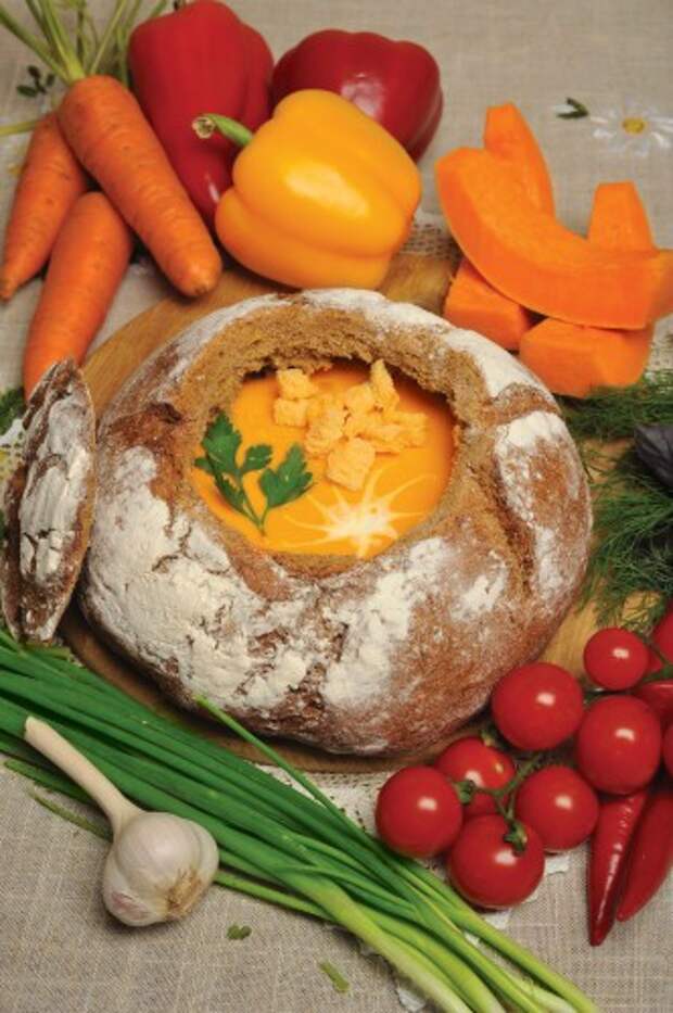 Тыквенный суп в хлебе смотрится празднично и оригинально