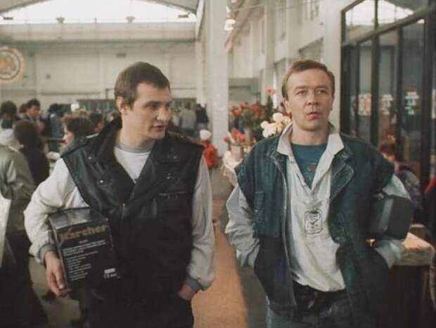 Сергей Проханов (справа) в фильме *Гений*, 1991 | Фото: vokrug.tv Сергей Проханов (справа) в фильме *Гений*, 1991 | Фото: vokrug.tv