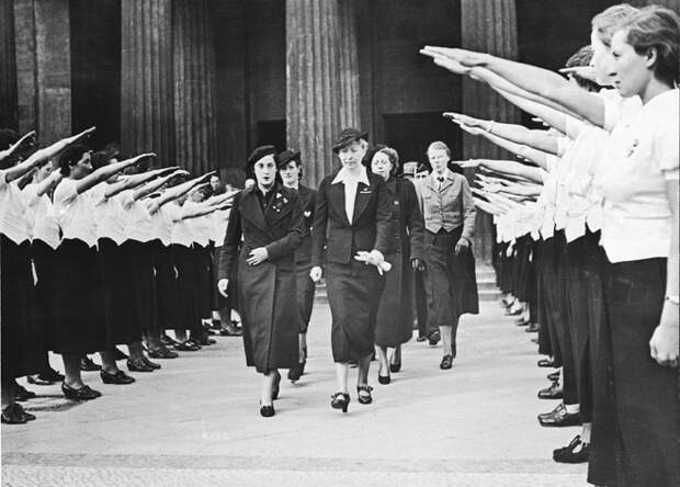 Встреча руководи- тельниц испанских женских движений. 21 апреля 1938 года Встреча руководи- тельниц испанских женских движений. 21 апреля 1938 года