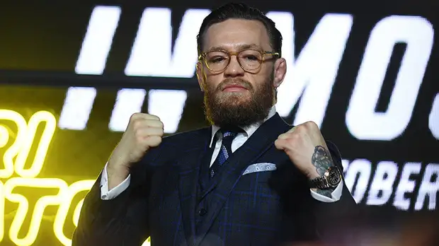 Появилось видео того, как группа дагестанцев ожидает Макгрегора у отеля