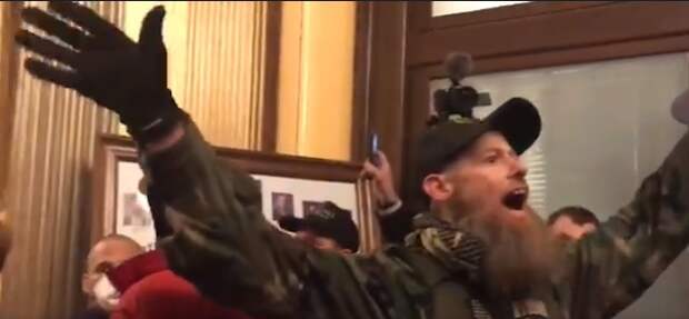 В Мичигане вооружённые противники карантина ввалились в Капитолий В Мичигане вооружённые противники карантина ввалились в Капитолий