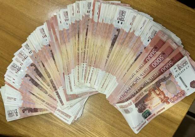 Ялтинка спасла дедушку от передачи 700 тысяч рублей "агенту спецслужб" из Татарстана