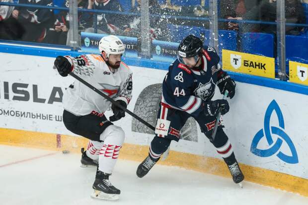 «Нефтехимик» гостит у омского «Авангарда»