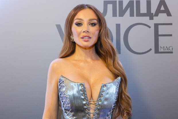 42-летняя Анна Седокова станцевала на камеру в наряде с глубоким декольте