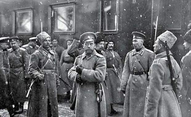На фото: император Николай II во время прибытия в ставку.