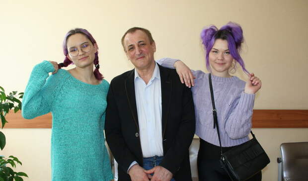В Белгороде судят девушек, которые в жёлто-синей одежде дарили цветы прохожим