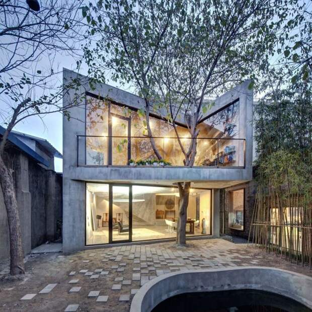 В Шанхае построили необычный двухэтажный дом с деревом, растущим сквозь пол открытой террасы.