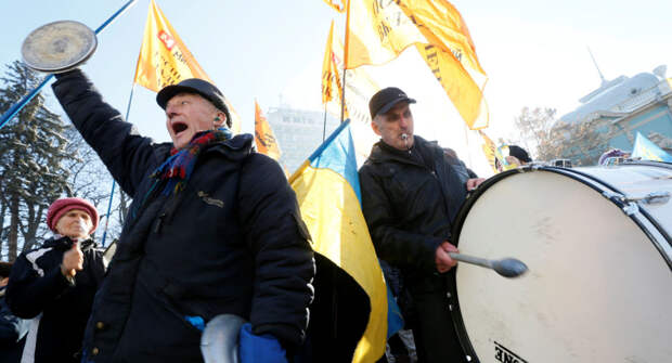 Участники акции протеста, требующие вернуть вклады обанкротившихся банков, у здания Верховной рады Украины в Киеве Участники акции протеста, требующие вернуть вклады обанкротившихся банков, у здания Верховной рады Украины в Киеве