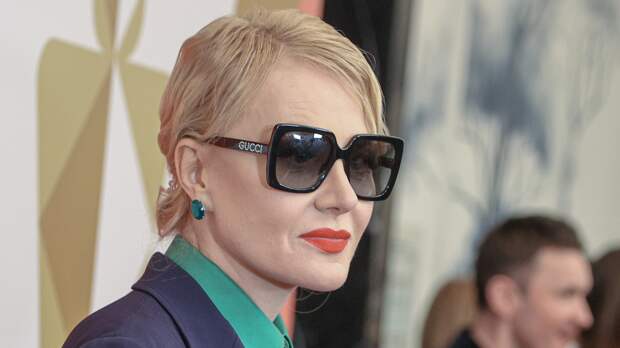 Актриса Рената Литвинова без бровей снялась в платье с голой спиной