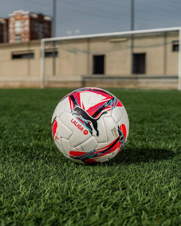 Ла Лига представила новый мяч белого цвета с узорами красного, голубого и черного оттенков