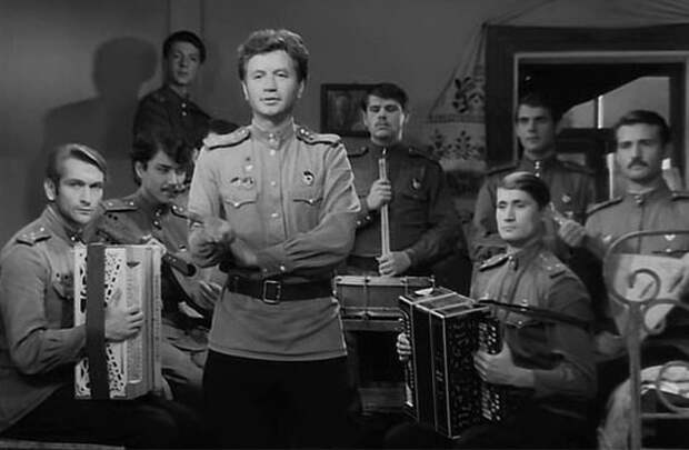 Фильм « В бой идут одни старики» не дословное художественное воспроизведение судьбы конкретной эскадрильи, но талантливая киноработа, основанная на кропотливом изучении судеб реальных советских героев-летчиков. Фильм « В бой идут одни старики» не дословное художественное воспроизведение судьбы конкретной эскадрильи, но талантливая киноработа, основанная на кропотливом изучении судеб реальных советских героев-летчиков. Быков, в бой идут одни старики, кино, прототипы персонажей