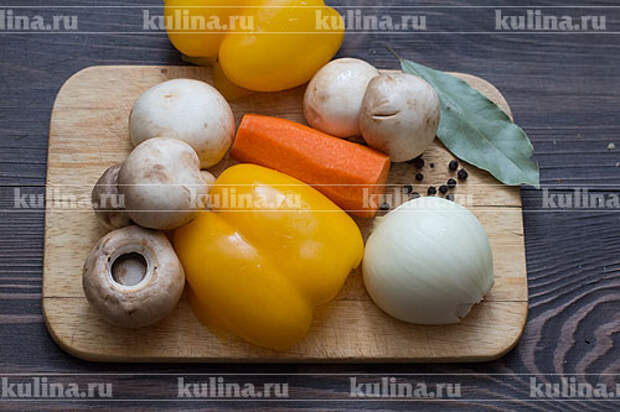 Морковь и лук очистить, у перца удалить семена и перегородки, овощи помыть и обсушить.