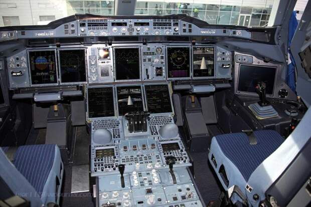 Самолет А380 отличает удобная просторная кабина пилотов. Как и в случае с другими современными авиалайнерами, создатели пошли по пути оснащения самолета «стеклянной кабиной» с крупными электронными дисплеями. а380, самолёты, строительство