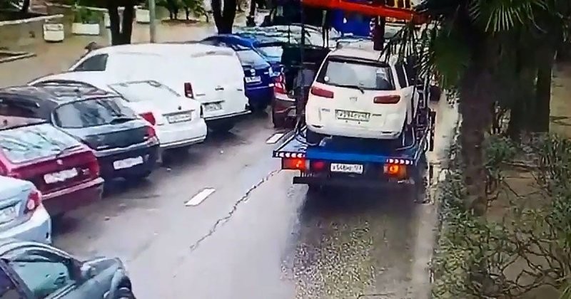 В Сочи эвакуатор зацепил дерево и повредил два легковых автомобиля