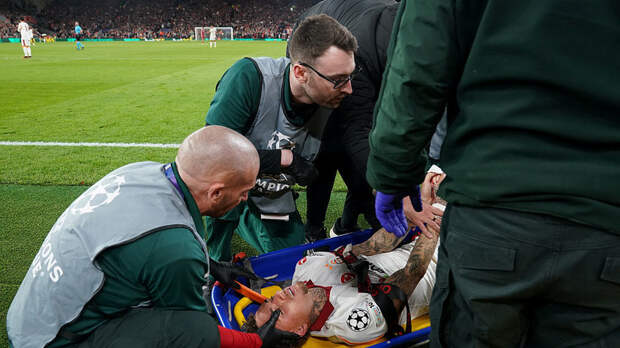 Игроку «Галатасарая» отрезало часть пальца во время матча с «Ливерпулем»