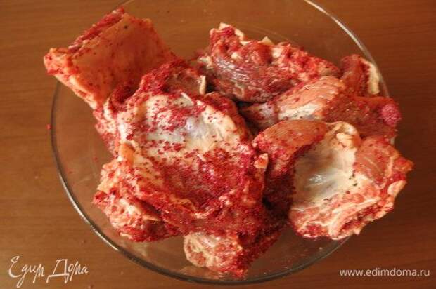 Мясо маринуем в сумахе и перце. Мясо маринуем в сумахе и перце.
