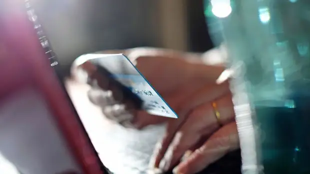 Интернет-омбудсмен Мариничев рассказал, как защитить счёт в банке от списаний мошенников