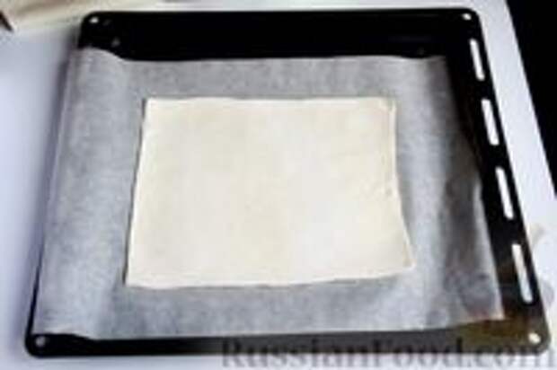 Фото приготовления рецепта: Слоёный пирог с килькой в томате - шаг №3