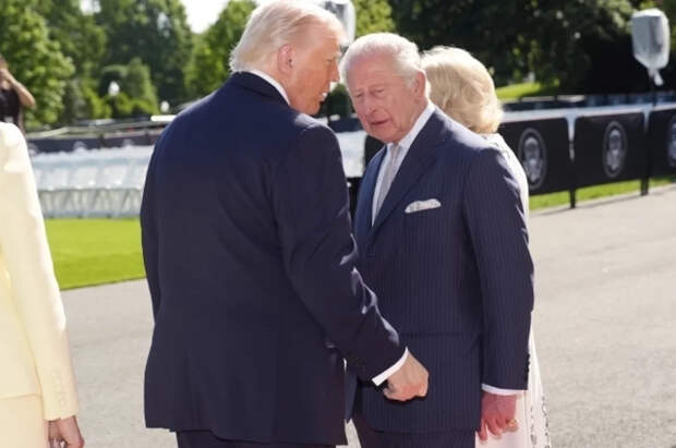 Трамп подвинул короля Карла: эксперт разобрала спорный жест президента США