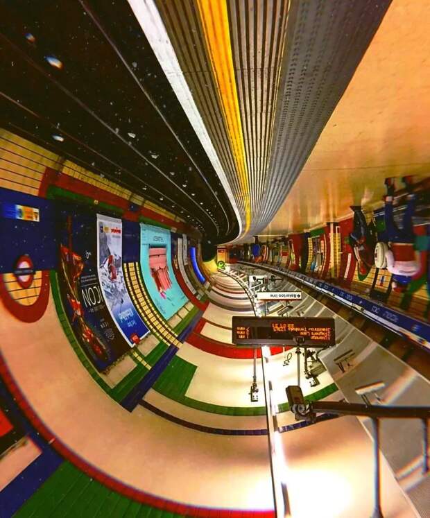 Перевёрнутые станции метро похожи на космические корабли