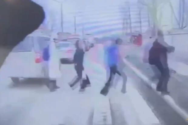 Mash: подростки попали под машину, когда бежали на красный свет в Иркутске