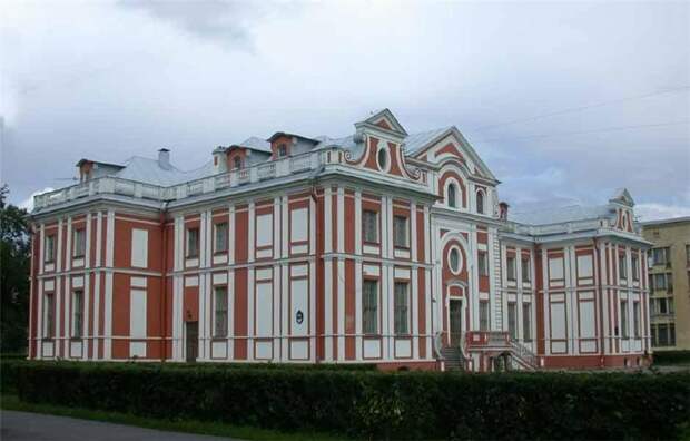 Кикины палаты- первый каменный дом в Петербурге.